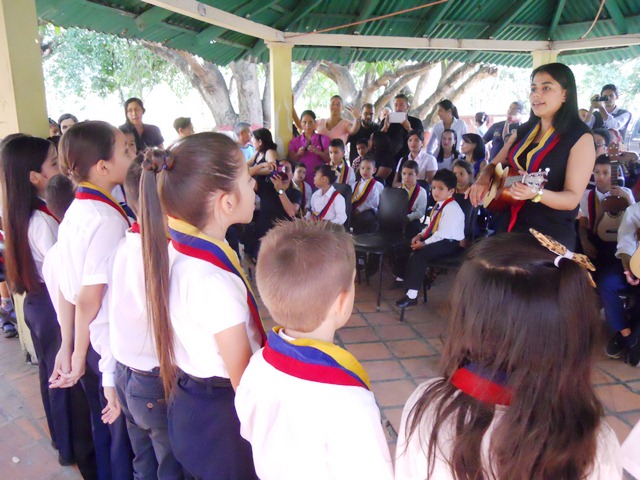 Profesora Piñate en la celebración del 42 aniversario del SOEG