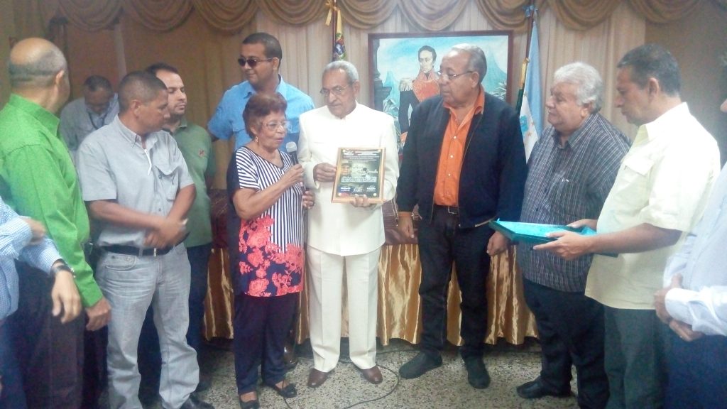 Entregan placa al Maestro Guillermo Hernandez en el homenaje a Juan Vicente Torrealba