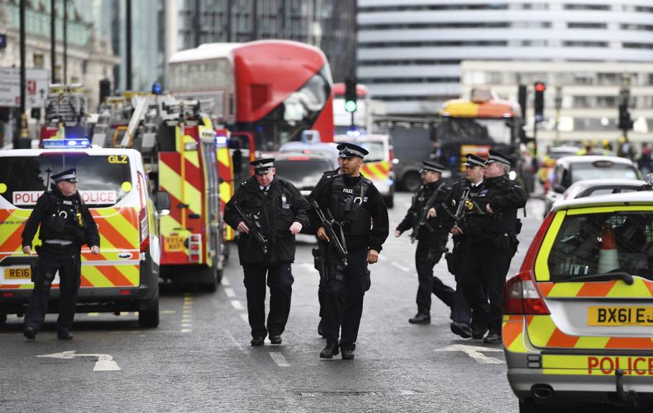 Acto terrorista en Parlamento británico deja 4 muertos y 40 heridos