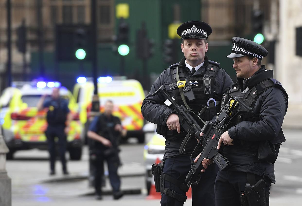 Acto terrorista en Parlamento británico deja 4 muertos y 40 heridos