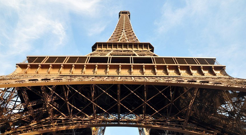 Torre Eiffel proitegida con cristal