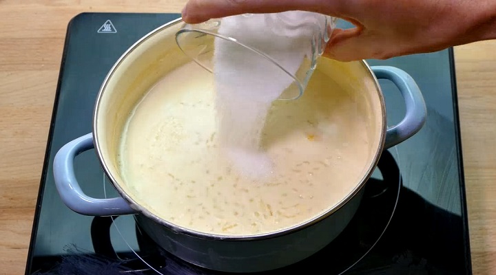 Agregando el azúcar al arroz con leche casero