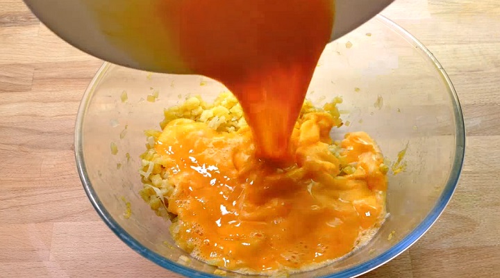 Unir papas y huevo para Tortilla de patatas light. Con casi la MITAD de calorías!!.